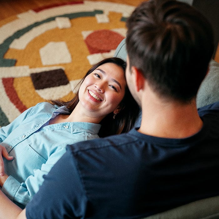 Man en vrouw thuis op de bank