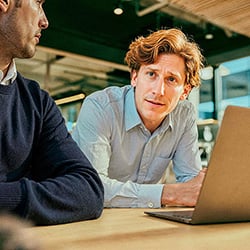 Man in kantooromgeving met een laptop