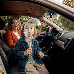Oma en kleinkind in auto 250x250