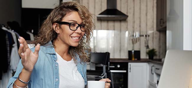 Vrouw koffie laptop blij 650x300